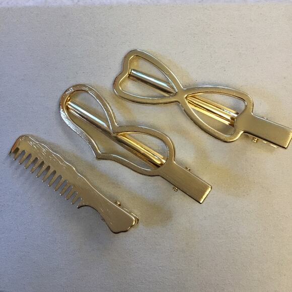 Shopeunoia Boutique Accessories - Gold Heart Shaped Clips - Set of 3